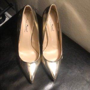 Gold pumps